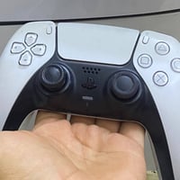 يده ps5 اصليه التجي ويه البلي رايدها ب ٦٠ قفل  اي عطل مابيها شرط الفحص...