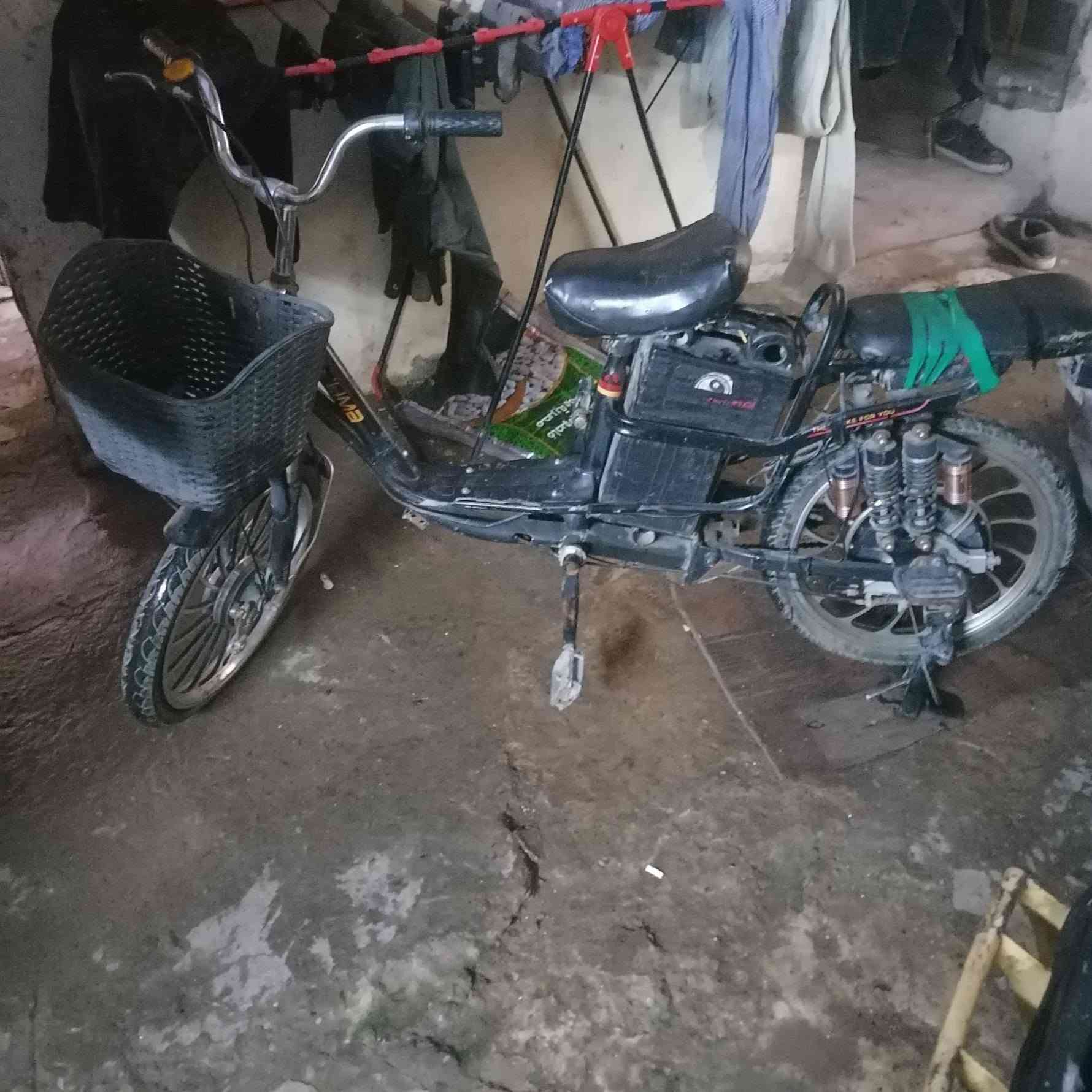 شباب هاي دراجه عوزه بس بطاريه وشاحنه دراجه نظيفه ولله كرهباياته شغاله اسعر واتس *********** عنوان بغداد
