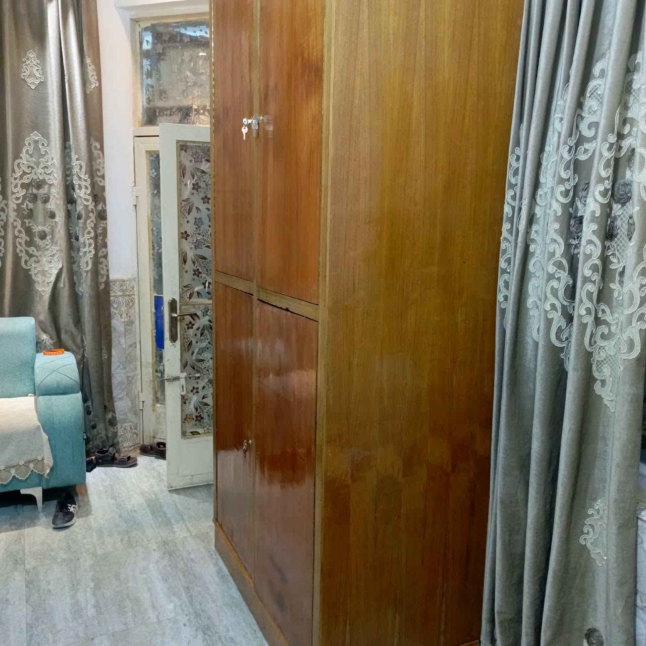 سلام عليكم كنتور للبيع طابقين عرض مالته 120س وارتفاعه مترتين و30 داخل وخارج صاج سعره 150 وهذه ميز هم للبيع نضيف كلش سعره 60 مكاني كربلاء ملحق الفارس اي استفسار ع هذه رقم.  ***********
