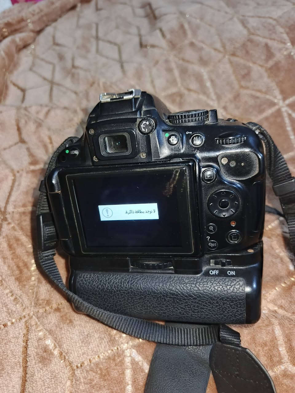 نيكون 5200 • زووم 18/85 • بطارية تعبانه