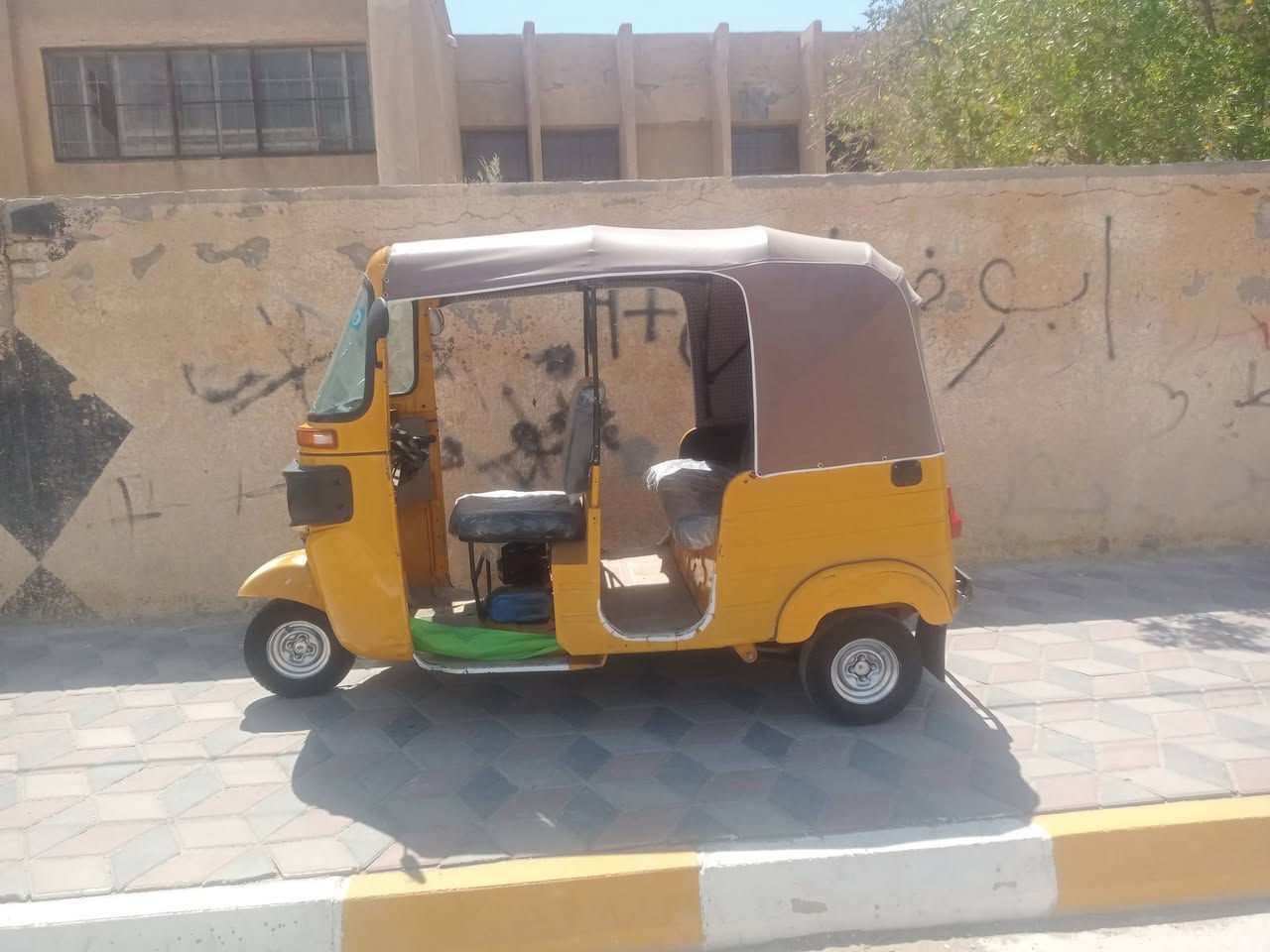 تكتك للبيع مديل 20 كفاله رقم  بيه بس الدوس معمرات السعر 6 ونص وبيه مجال قليل مكاني كوت حي الجهاد  ***********
