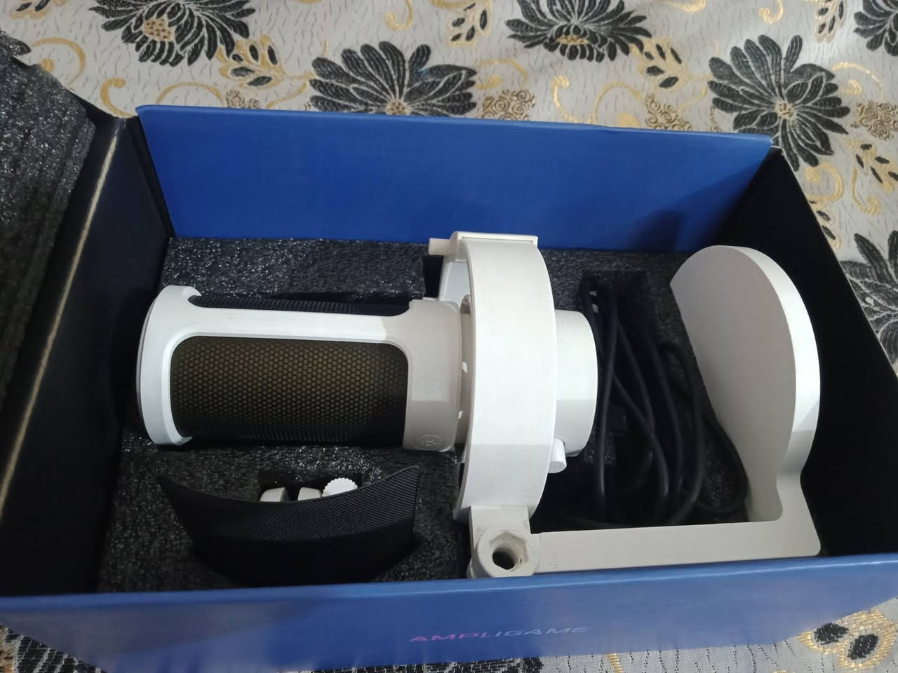 Fifine A8 ميكروفون
مايكروفون غني عن التعريف ، لتسجيل الصوت بدقة عالية ولتنقية الصوت مستخدم قليل ، تفحصه وتجربه اثناء الاستلام واذا بيه مشكلة مرجوع  ، توصيل متوفر داخل بغداد

السعر 40 الف
