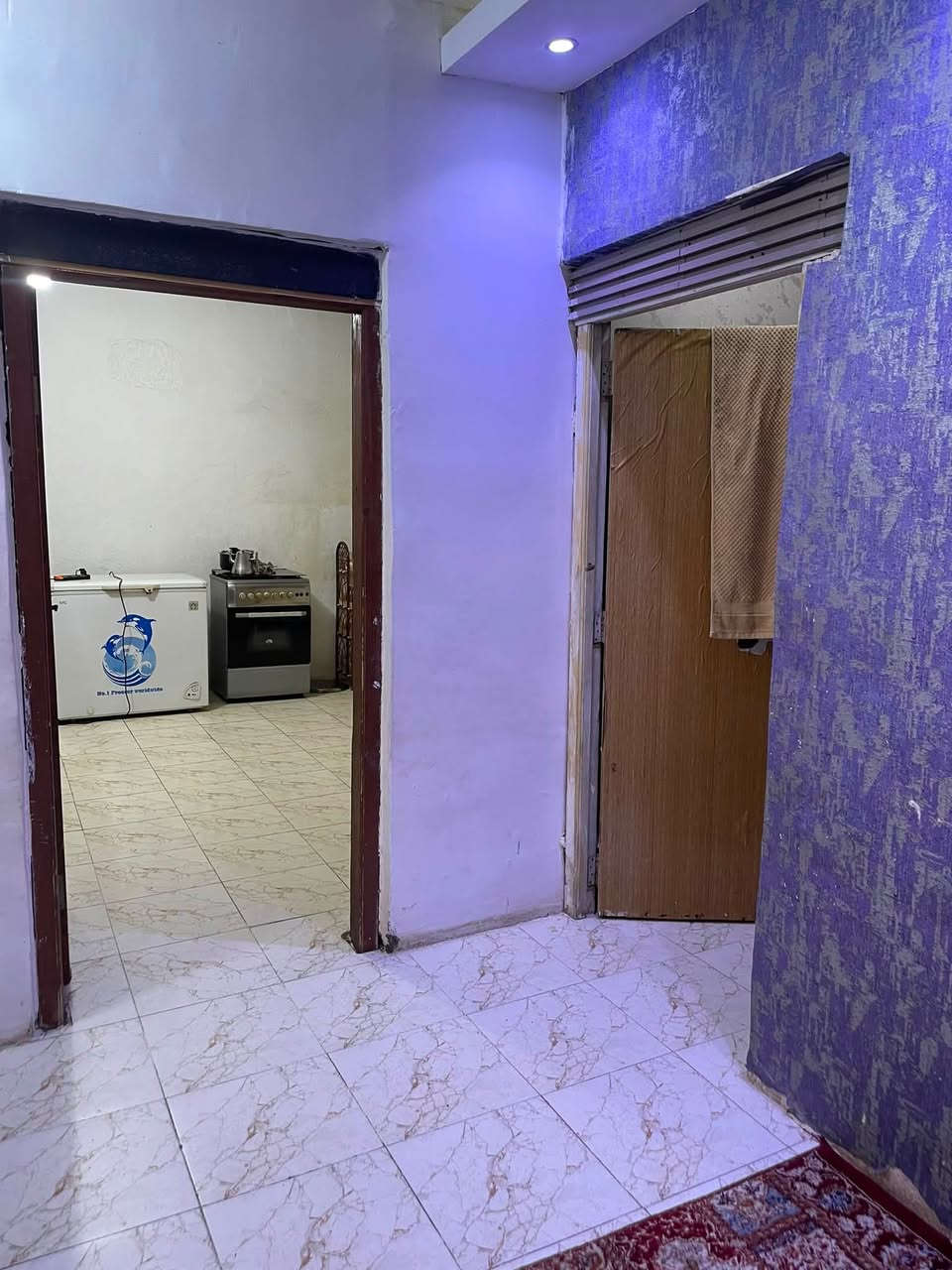 سلام عليكم بيت للبيع قرب جامع سيد علي
مقابيل شارع النهر يسمونه شارع ماهر 

البيت 300 وشويه 

يحتوي على 4 غرف نوم 

صاله وستقبال ومطبخ 

البيت كله سيراميك لفوك ولجوه 

3 غرف نوم جوه وحده فوك مع صاله 

البيت كله ديكورات حديثه 

حدائق عدد 2 مع كراج 

الاستفسار اكثر 

***********

***********
