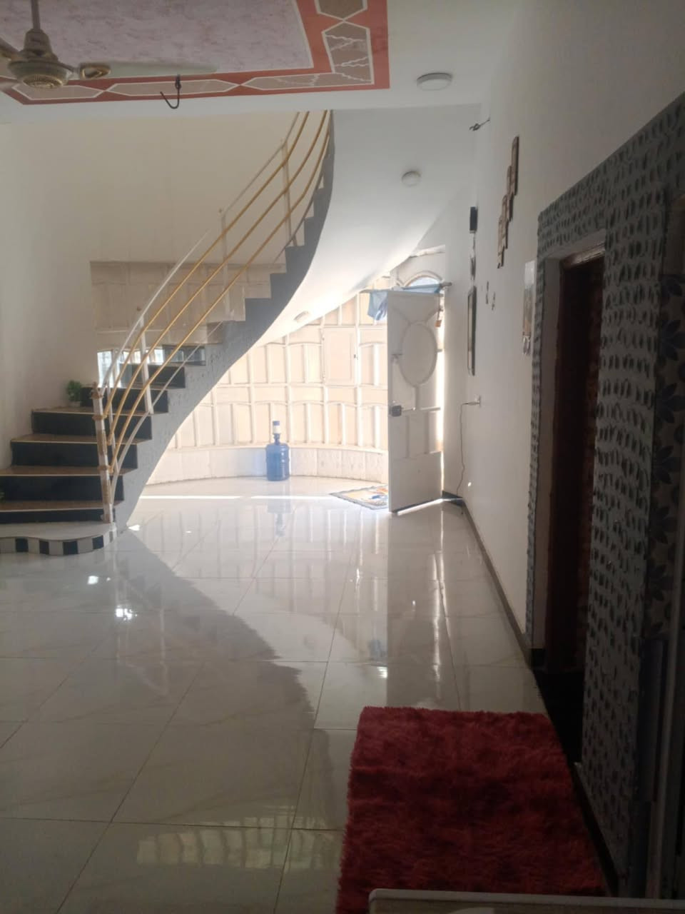 سلام عليكم من رخصت ابو الكروب بيت اللبيع طابو زراعي سند ٢٥ مساحة ٢٠٠م بناء درجة أولى يتكون من غرفتين نوم وصالة واستقبال ومطبخ وصحيات داخلية وخارجية يبعد عن شارع العام ١٠٠م العنوان طريق السنية الاتصال على الرقم ***********
