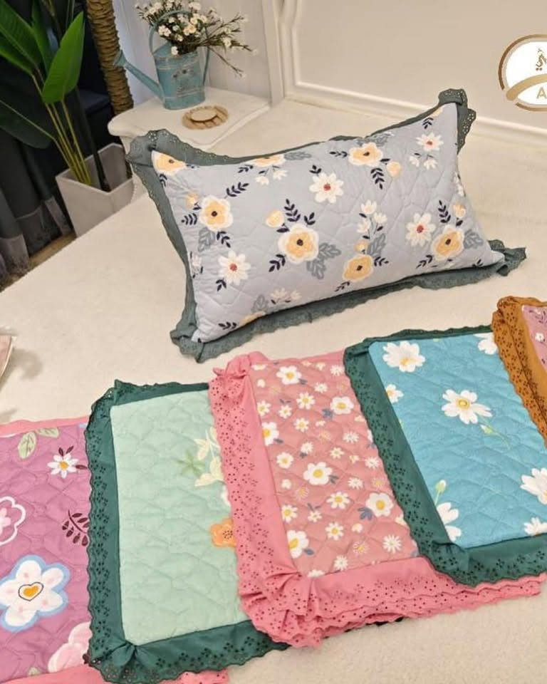 "لمسة بسيطة تتغير وياها كل الغرفة! 🛋️✨
وجوه المخاد بلمستها الجديدة تعطي حيوية وجمالية لأثاثك بلمح البصر.
📌 خامات ناعمة وراقية (سادة ومشجر).
📌 قياسات مضبوطة وسحاب مخفي لمظهر مرتب.
📌 ألوان مريحة تنغسل بكل سهولة بدون ما يبهت اللون. 📦 متوفر التوصيل لكافة المحافظات.
📥 راسلنا على الواتساب واختار الألوان اللي تناسب صالتك أو غرفتك 
رقم الحجز ***********

نص مكتوب في الصور:
- الأسطورة
- AL-OSTORAH
- الزاوي
- AL-A
- AL-