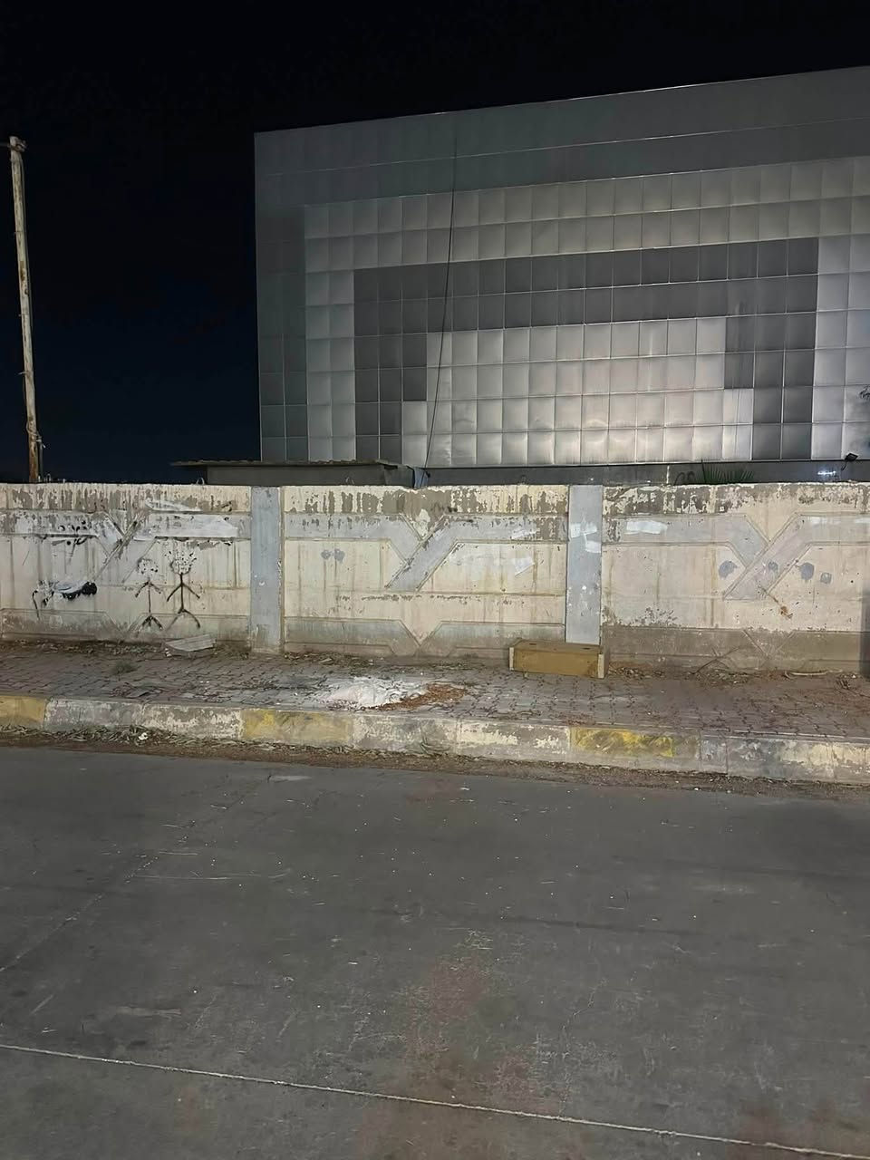 دار للبيع 115 متر بناء حديث طابقين 
فول مواصفات طابو ملك صرف
واجهه الدار 5 ونص متر وصاير مقابيل مدرسة
وقريب جدآ من الشارع العام
في كركوك - حي العسكري قرب مدرسة فضائل
او قرب سايدين جسر حصو ورمل
السعر : 125 مليون وبي مجال 
***********
