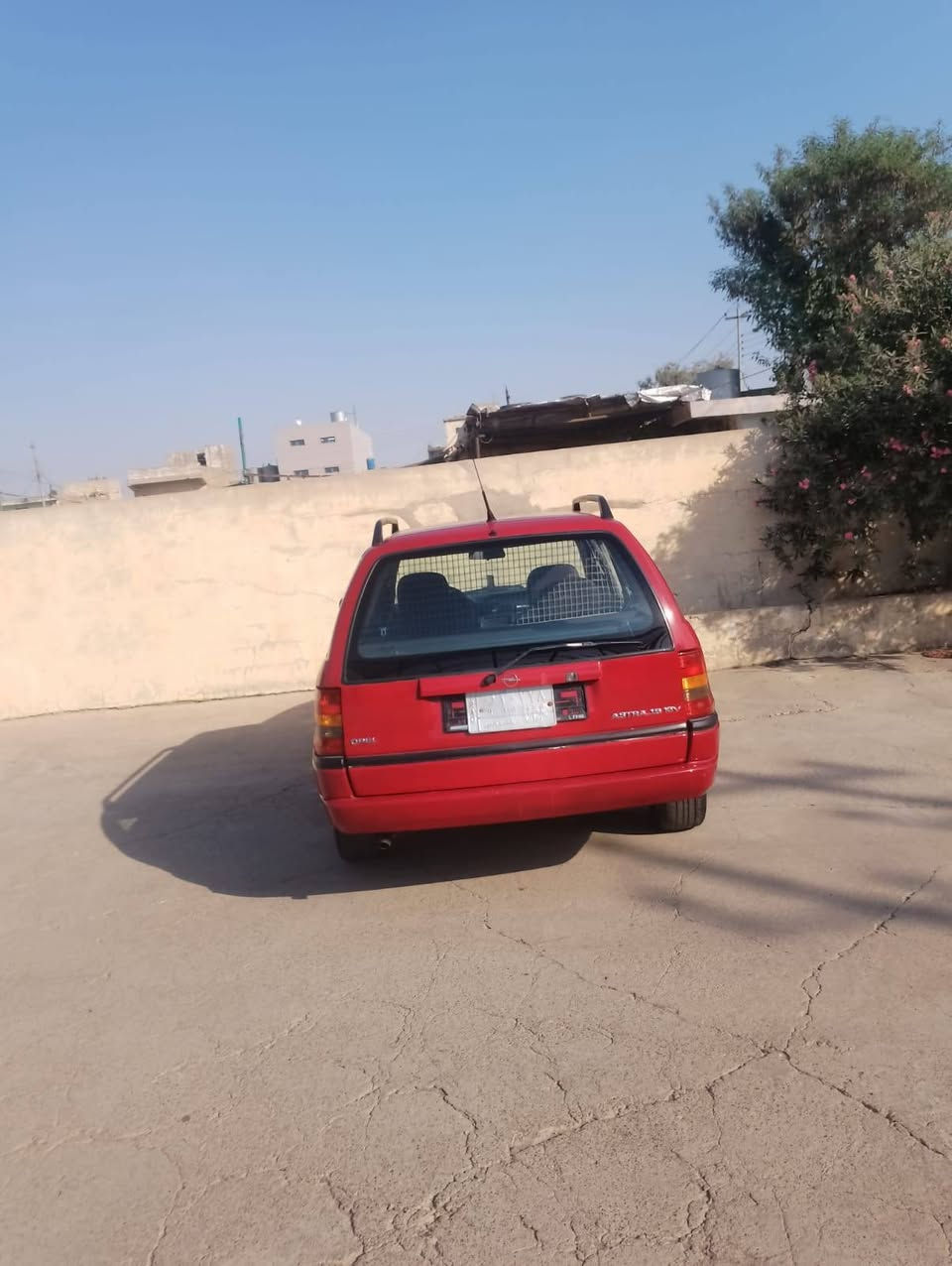 سلام عليكم للبيع اوبل استرا استيشن 1993 رقم بغداد محرك 1600 كير عادي وارد اوربي مكفوله من الكير والمحرك صدرهة الامامي والاخلفي جديد التايرات جدد الكهربائية كلهة شغاله سياره جاهزه ومعايزه شي بدون ضربه بدون خياس صبغ دواير ودوسات وسقف جماليه سياره جاهزه ومعايزه شي مكانهة الموصل الايمن السعر اتصل ع الأرقام ***********. ***********
