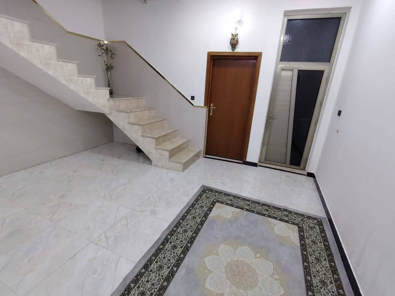 دار للبيع حي العمال  المساحه 100م 
طابقين  استقبال ومطبخ وصاله وغرفه نوم وحمامات 2
والطابق الثاني غرفتين نوم وصاله وصحيات
وبيتونه... ***********
