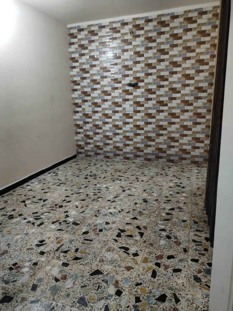السلام عليكم بيت ١٠٠ متر  للبيع في حي الجهاد الامانه قريب من الشارع تفاصيل البيت طابق واحد غرفه نوم وصاله ومطبخ حار بارد وصحيات ومنور وكراج  بناء البيت ٢٠١٩ البيت نظيف مطبخ سيراميك وارضيه مرمر بناء مسلح عل ايدي  الشراي يدخل خاص او يتصل ***********
