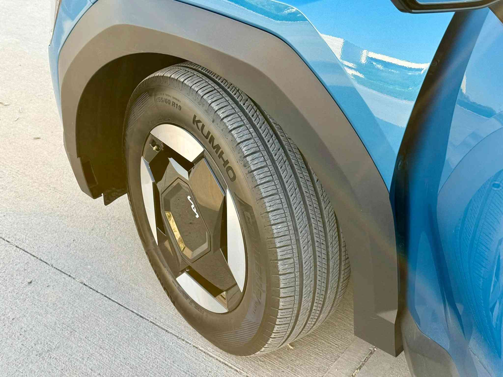 🚙 للبيع | Kia EV9 AWD كهربائية ⚡

Kia EV9 AWD 2024
فخامة، حجم عائلي كبير، وأداء كهربائي قوي مع دفع رباعي.

🔹 اللون: أزرق
🔹 الممشى: 6,684 ميل فقط
🔹 سنة الصنع: 2024
🔹 المحرك: كهربائي بالكامل ⚡
🔹 البطارية: 99.8 kWh
🔹 القوة: حوالي 379 حصان
🔹 الدفع: AWD دفع رباعي
🔹 مدى شحن يصل إلى 550 كم
🔹 3 صفوف / 7 مقاعد

⭐ المواصفات:
✔️ محركان كهربائيان Dual Motor
✔️ دفع رباعي AWD
✔️ بطارية كبيرة 99.8 kWh
✔️ عزم يصل إلى حوالي 700 Nm
✔️ شحن سريع 800V
✔️ فتحة سقف
✔️ شاشة داخلية كبيرة
✔️ أنظمة أمان ومساعدة متطورة
✔️ كاميرات وحساسات
✔️ مثبت سرعة متكيف
✔️ نظام المحافظة على المسار
✔️ تشغيل بصمة
✔️ والعديد من الإضافات الأخرى

🔧 حالة السيارة:

✅ السيارة بدون صبغ (جاملغ أمامي يمين مبدل نفس الون فقط )
✅ جميع الأيرباكات أصلية 

🔑 رقم الشاصي:
KNDAFFS53R6045930

💰 السعر: $26000 
💬 قابل للتفاوض بعد المعاينة

📍 الموقع: أربيل

📞 للاستفسار والتواصل:
***********
واتساب / اتصال / فايبر
