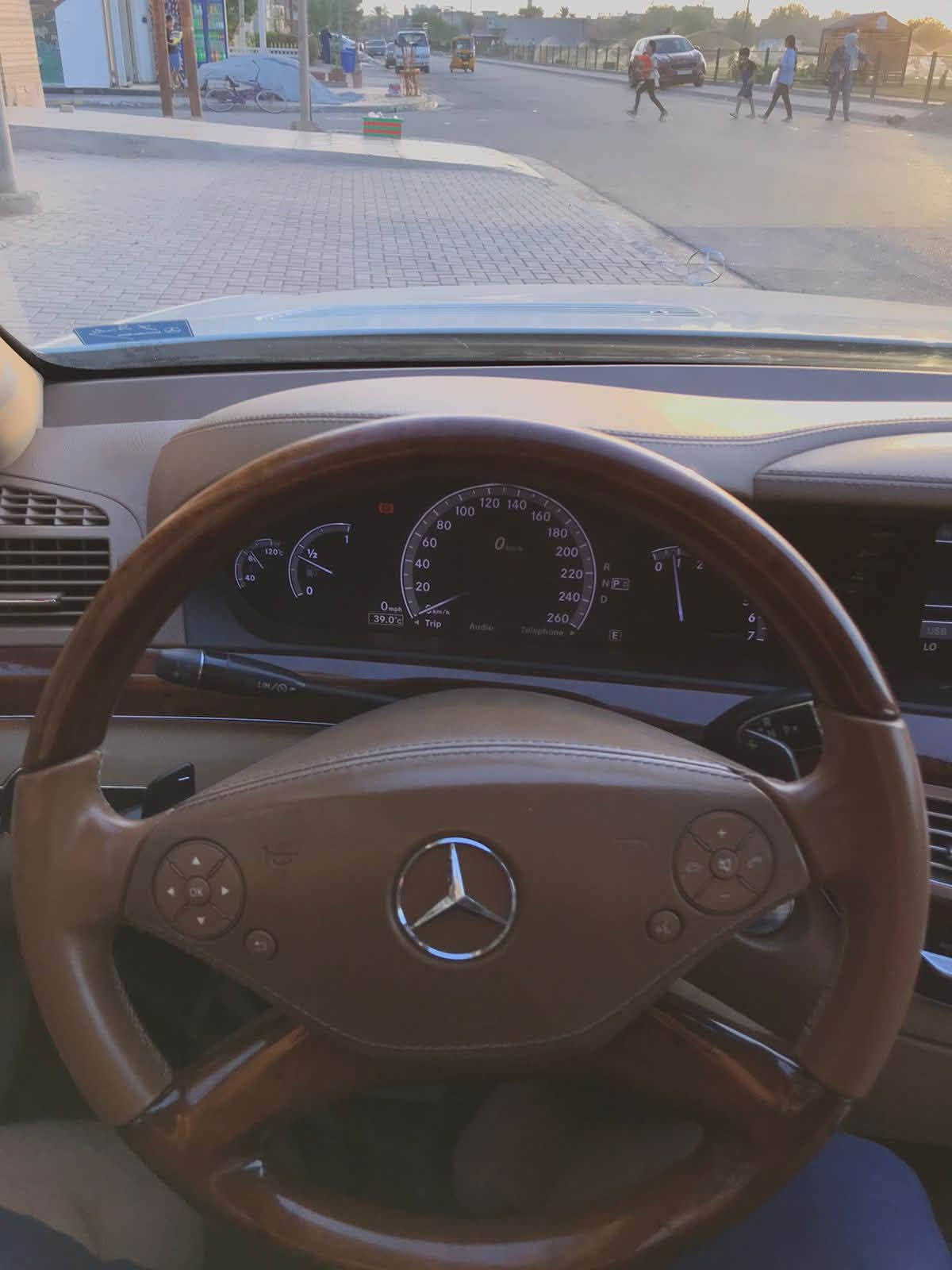 السلام عليكم
للبيع S350 
ماشيه 150  الف km 
5 بردات 
بنوراما 
داخل بيجي 
بيها صبغ شبر بالبنيد 
وبيها بارد بالجاملغ خلفي 
مكانها بغداد الكرخ 
السعر 205 وبيها مجال 
***********

نص مكتوب في الصور:
- الجمعة
