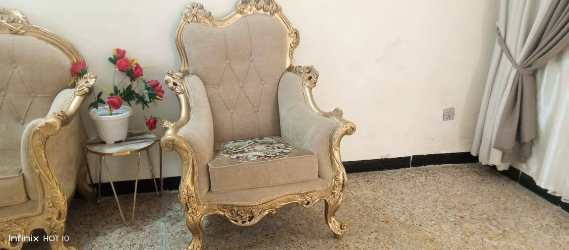 سلام عليكم تخم مصري زان لون صبغ ذهبي
دوشمه جديه قبل شهر مدوشمه سفنج وقماش 
مكان بل محموديه واصلك للبيت 
سعر اتصل عل رقم
***********
