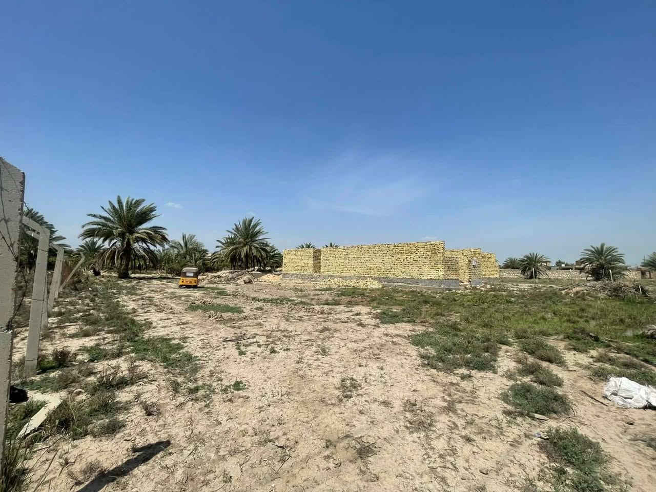 المساحة دونم طابو زراعي سند ٢٥ الوجهة ٤٠ متر والنزال ٦٣ متر تقع خلف الصقر على البزل مباشر شارع ١٥ متر قرب بيت فليفل تحتوي على هيكل بمساحة بناء ٣٤٠ متر يحتوي على استقبال ١٥ *٥ وصالة ١٧*٥ مطبخ ٩* ٤.٥ غرف عدد اثنين ٦*٤ وصحيات ويوجد بيها بتلو بمساحة ٢٠٠ متر
للتواصل
***********
