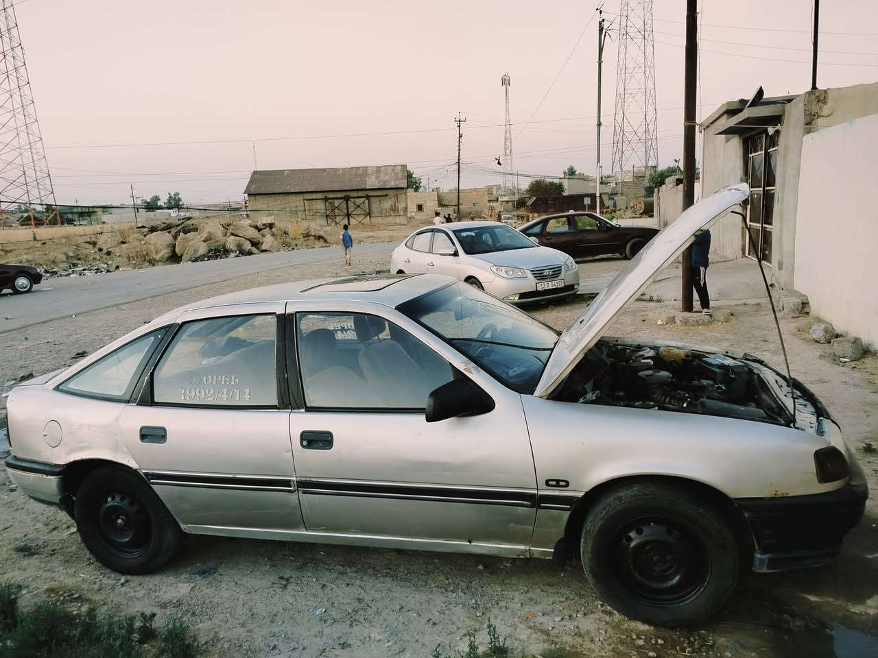 السلام عليكم اوبل فكترا للبيع
حجم 18 ✅ 
كير مكينه شرط ✅ 
صدر معمر جديد ✅ 
بدون صبغ فقط دوائر ✅ 
جامات كهربائية ✅ 
رقم صلاح الدين الألماني ✅
تحويل مباشر من قبلي ✅ 
السعر 27 💲 
للتواصل *********** ✅

نص مكتوب في الصور:
- OPEL 1992/4/14