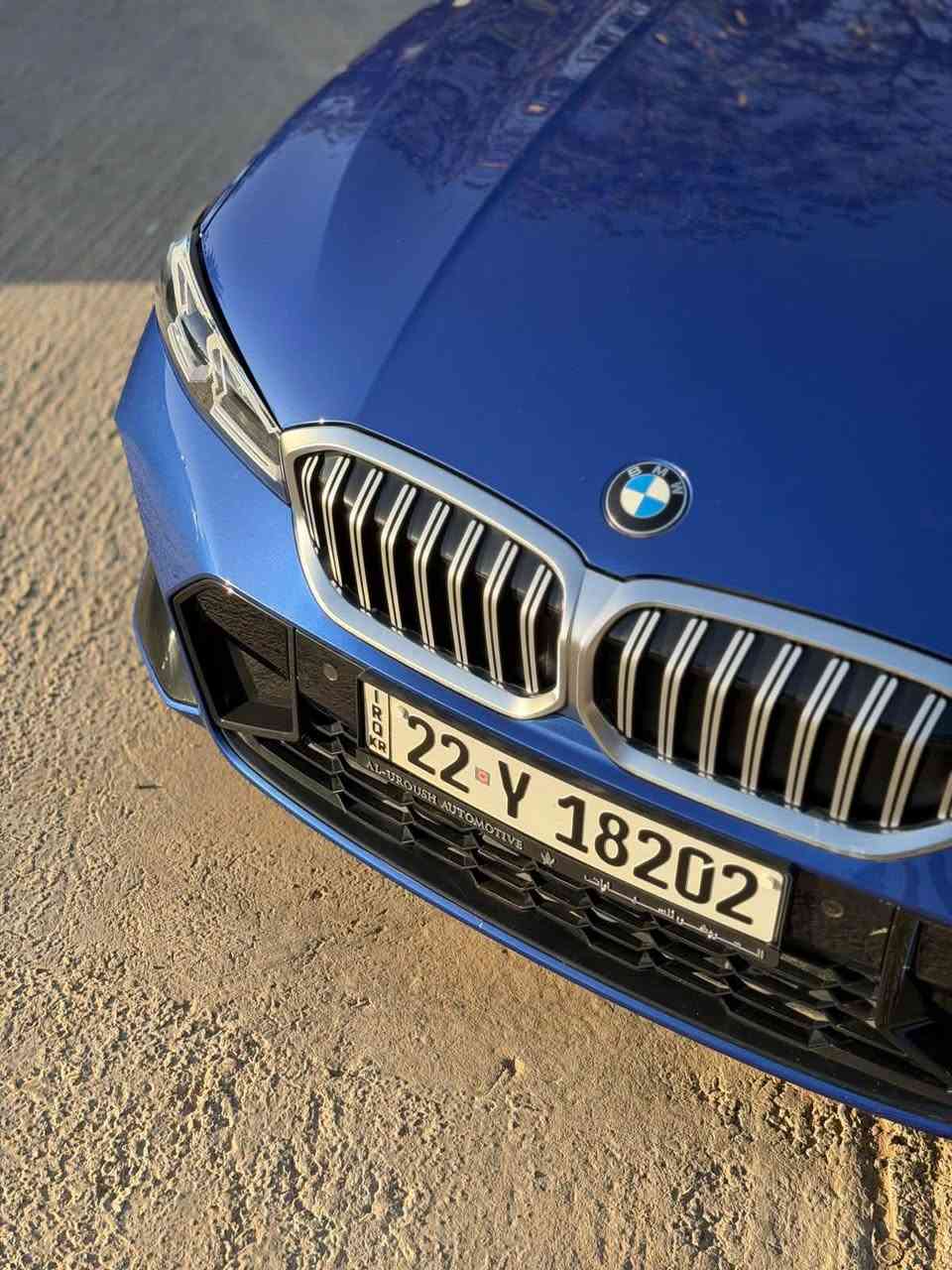 2025 BMW وكالة العروش  
* محرك 4 سلندر تيربو سعة 2.0 لتر (B48)
* ناقل حركة أوتوماتيك 8 سرعات Steptronic
* دفع خلفي RWD
* نسخة M sport بلادي 
* Adaptive LED يعني يفتر مع الستيرن ويبدل عالي و ناصي أوتوماتيك 
* السيارة مغلفه بالكامل ppf 
* ضمان من الوكيل 5 سنوات مع صيانة لمدة 5 سنوات تبديل دهن + فلاتر + دسكات + ماسحات مجانا
الأبعاد

*   الطول: 4713 ملم
*   العرض: 1827 ملم
*   الارتفاع: 1440 ملم
*   قاعدة العجلات: 2851 ملم
*   سعة خزان الوقود: 59 لتر

الداخلية والتكنلوجيا 
* شاشة منحنية BMW Curved display 
* نظام iDrive 8 
* عدادات رقمية بالكامل 
* Apple Carplay و Android Auto واير ليس
* مقعد السائق ذاكرة 
* إضاءة داخلية Ambient بألوان متعددة 
* مقود رياضي M sport
للاستفسار ***********
