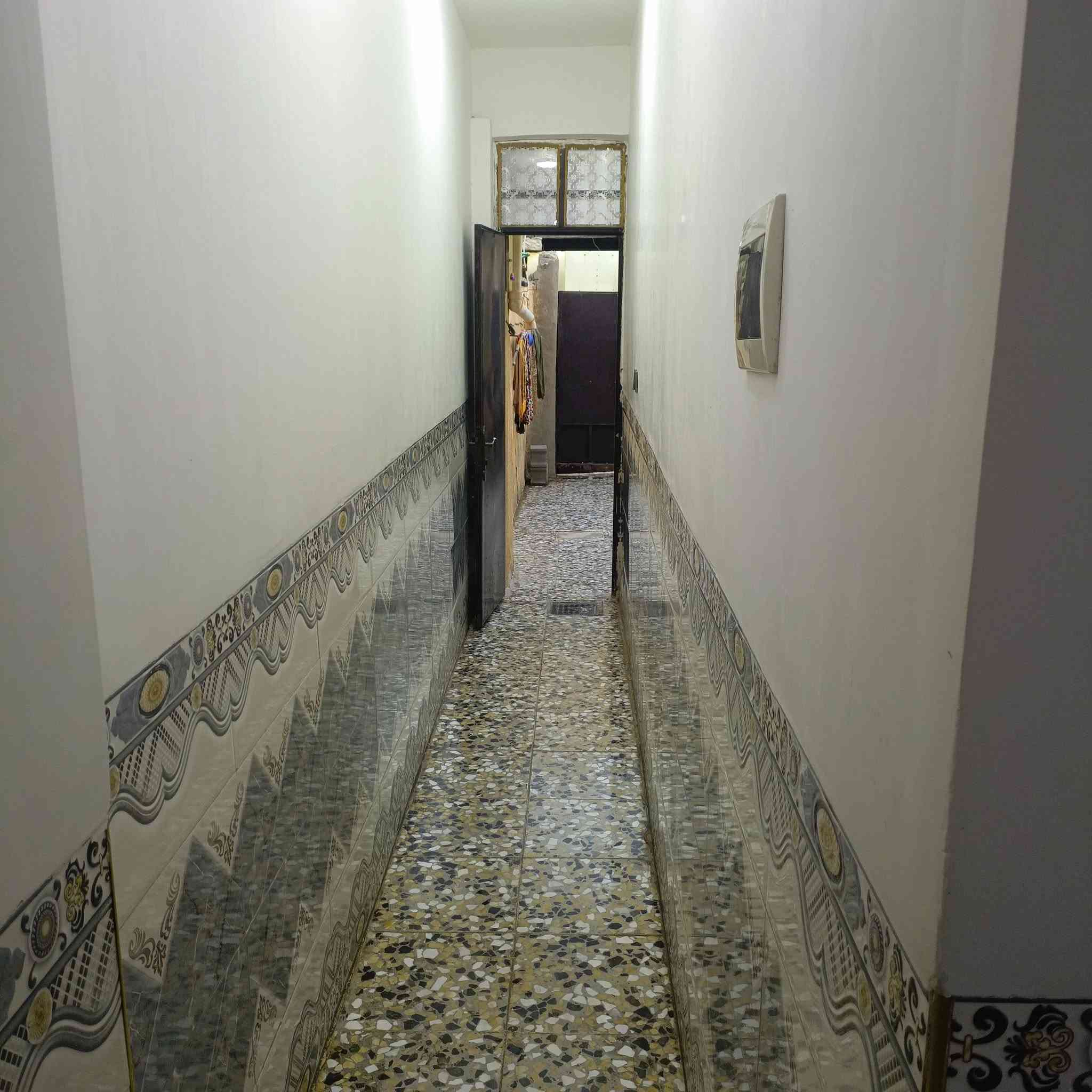 السلام عليكم بيت طابق ونص110 م  زراعي سند 25عل شارع العام شارع السمكه ماي خطين كهرباء خطين يعني حتى السحب ماتحتازة قريب عالشارع العام قريب على السوق خدمات كامله مجاري ماء كهرباء سعر البيت 62 مليون***********بي وات ساب
