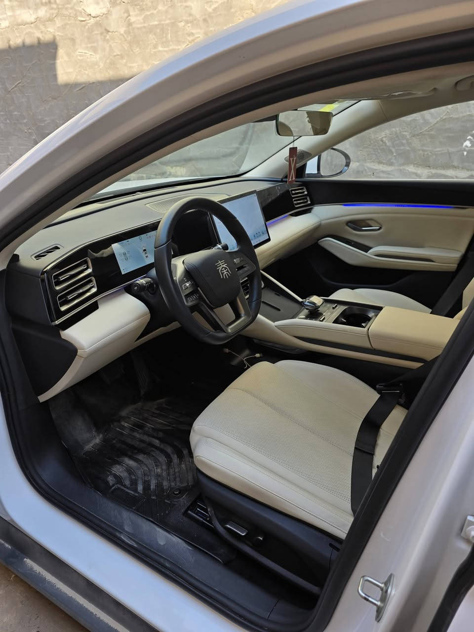 السلام عليكم
BYD QIN L 
فول مواصفات للبيع بيها بارد جامغ امامي فقط 
 ***********
