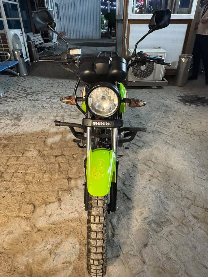 السلام عليكم اخوان…
دراجه نوع shining xf150 للبيع 

المواصفات:

موديل ٢٣ اخذتها زيرو ب٢٠٢٤ استخدام شخصي فقط

استخدام ٣ سنين ماشيه ١٠ الف فقط…

دراجه مكينتها كل برغي بيها مكفول وبعدها شلعه…

اكو رصعه خفيفه بالتانكي مثل ما موجود بالصور…

كهربائيات كله شغاله نكره صلف…

مرقم بغداد انكليزي…

السعر:  ١٣٥٠ ماكو هجي سعر بس متوازي عالقسط
***********

