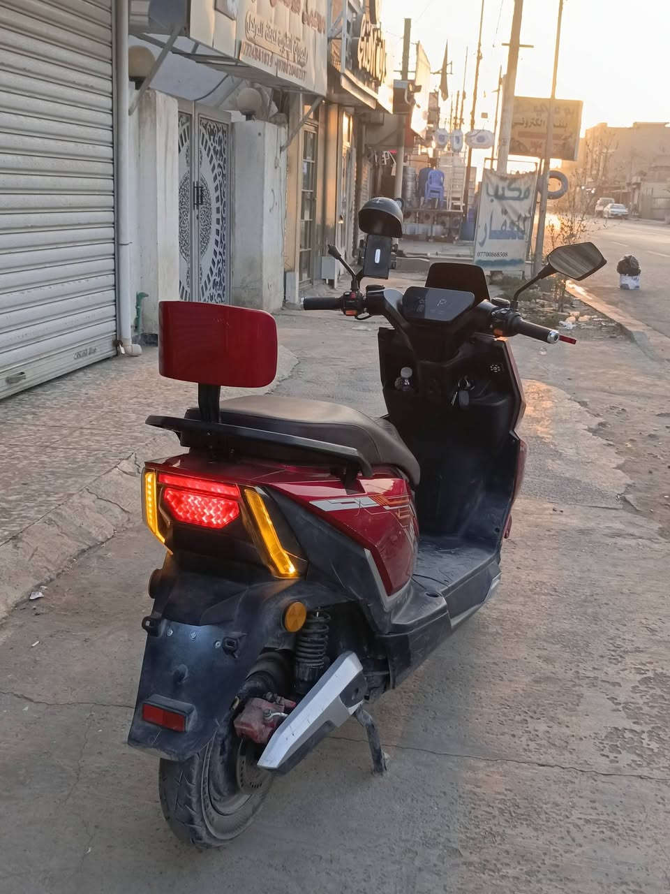 ‏السلام عليكم 🛑
‏🛵دراجه شحن سكنس نثيه
‏موديل 2025
‏💿تايرات جدد جوبلس
‏⚡ملف 2000 نحاس 
‏🦾سرعه ٩٠كم.س
‏🔋٦بطاريات كبار 
‏🪉جهاز انذار لمنع السرقات
‏دبل سويج وتشغيل بصمه عن بعد ومنضومه زنون عدسه وبيها نظام بك R🛑 وشاشه اعطال 
‏ واحله من الصوره السعر 550 وبيها مجال للطيبين المكان بغداد زعفرانيه
‏للاستفسار ***********
‏
