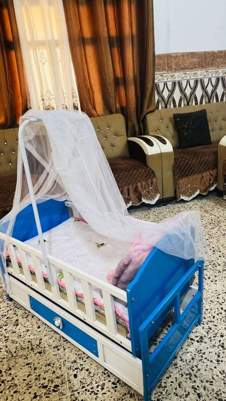 السلام عليكم متوفر سرير اطفال بعده أخو الجديد ما صارله 2 شهر للبيع سعره 60 الف وبي مجال بسيط للتصال عل***********
