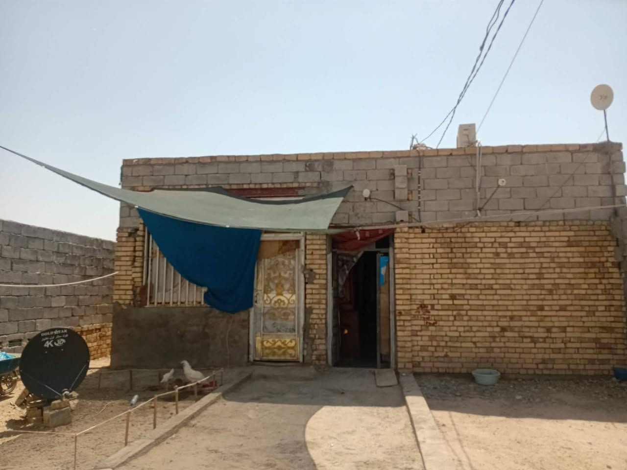 بيت ٢٠٠ متر 
غرفتين 
وصاله
ومطبخ
وصحيات خارجيه 
وساحه جبيره
السعر ٣٥ وبي مجال
للاستفسار
***********
