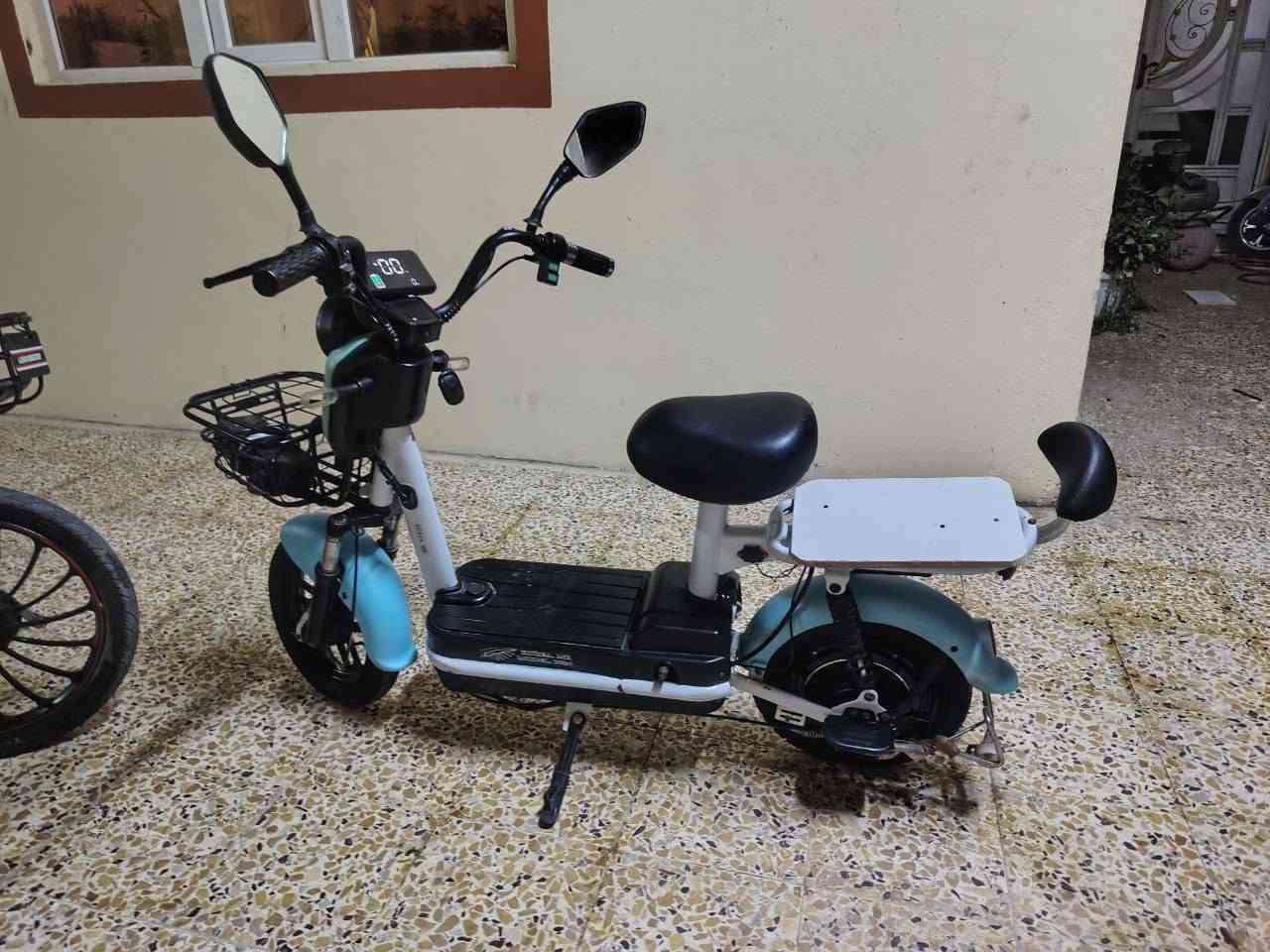 *ماطورات شحن مستعملة للبيع 🛵⚡️

متوفر ماطورين شحن مستعملات نظاف على وضع الشركة، شغل وفحص شرط 💯

*🔹 الماطور الأول - الأبيض*
اللون : أبيض 
عدد البطاريات : 6 بطاريات 
الحالة : مستعمل - ملف أصلي بلادي ممبدل نهائياً
المواصفات : - سلة أمامية - كرسي خلفي - نظافة جيدة جداً
السعر : 350 ألف وبيه مجال للشراي

*🔹 الماطور الثاني - الأزرق الفاتح*
اللون : أزرق فاتح
عدد البطاريات : 4 بطاريات
الحالة : مستعمل - ملف أصلي بلادي ممبدل نهائياً
المواصفات : ماطور ناعم واقتصادي - خفيف ومرتب - مال طلعة
السعر : 250 ألف وبيه مجال للشراي

*ملاحظة : الماطورين ثنينهم بيهم مجال

المكان : الموصل
للاستفسار والاتصال : ***********
