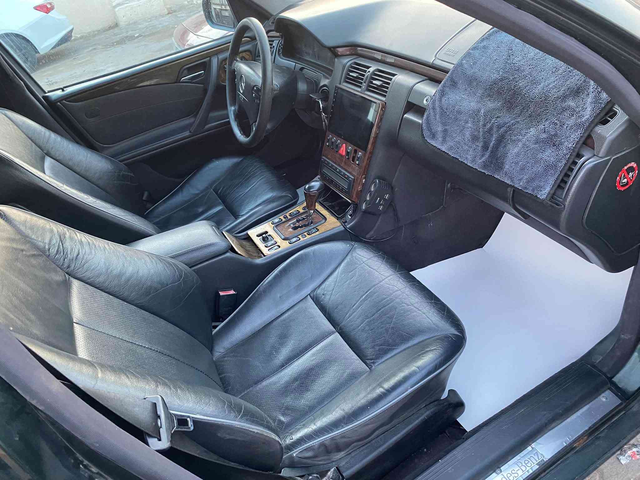 تحية طيبة للجميع مرسيدس ام عيون
موديل 2000 صبغ عام بدون حادث
مكينه 320 V صافية بدون اي خربطه او صرف بانزين أدمة للمنظومة كلها  سلايت روف شاشه كامره خلفية كراسي جلد  كهرباء تبريد شغال ثلج رقم اربيل تحويل مباشر 
مكان السياره بغداد الكرخ  *********** واتساب 
السعر خاص
