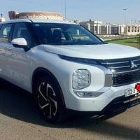 متسوبيشي اوتلاندر  موديل 24. Se سيارة  عائلية تجمع بين الأناقة، الاعتم...