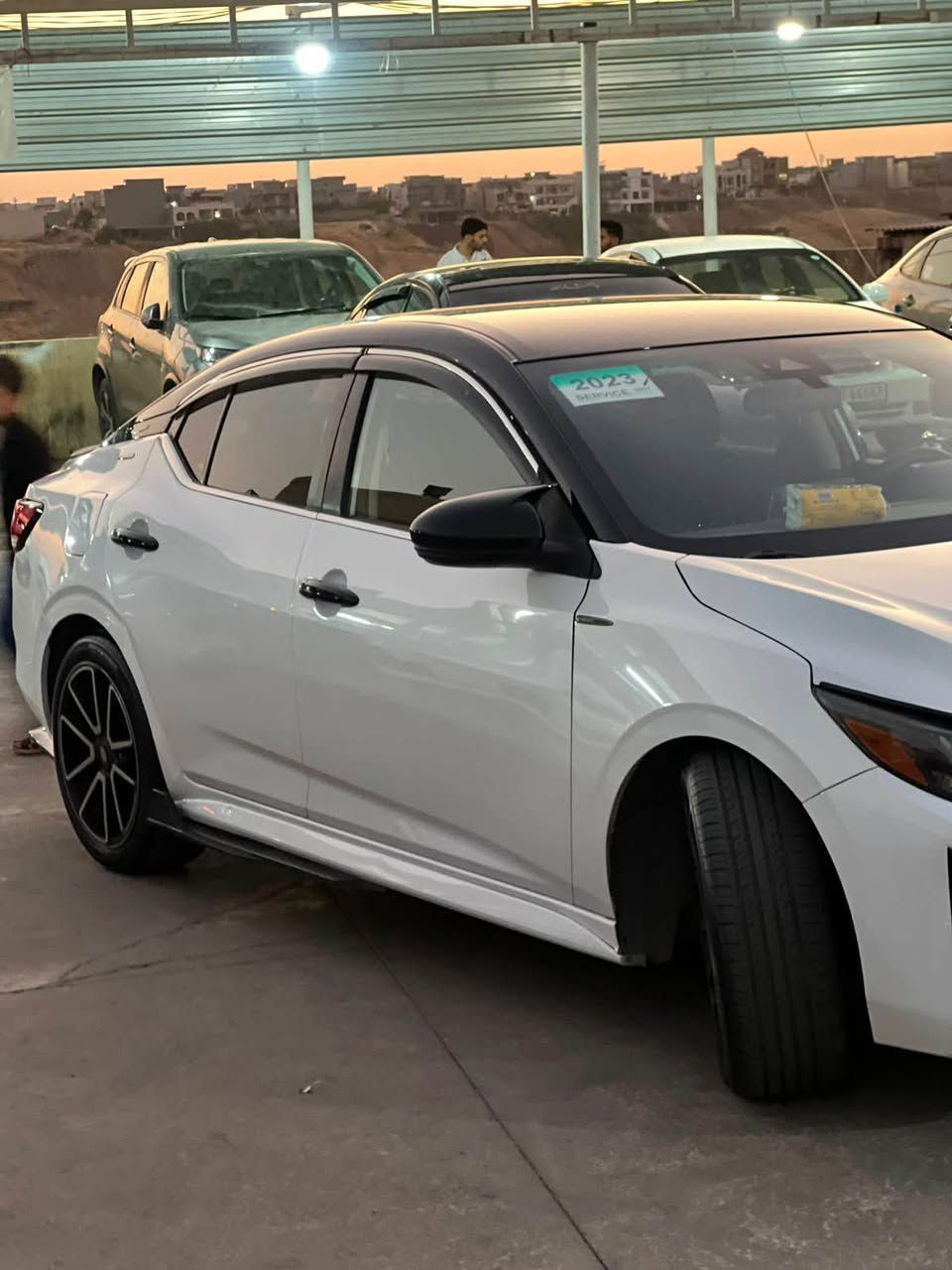 Nissan sentra 2023 SR 
 سبوخ بولند جملغ بشتي بي داخلي
گئر مكينه شه رت  
فحم رادار  شرط
تحويل وكاله شه رت 
جار تل جديد 
رقم سنوي جديد
*********** اكر, نينوى
