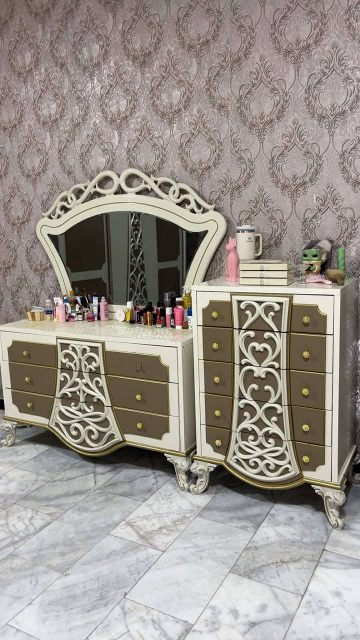 للبيع غرفه تركيه 6 قطع ثقيله تكمه سعر 300 العنوان بغداد حي الحسين ***********
