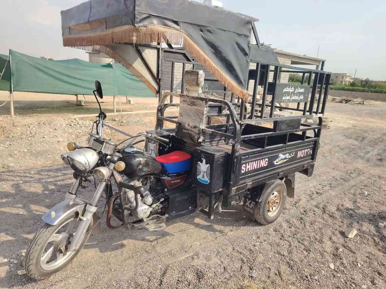ستوته للبيع نضيفه شغاله كامله مكمله
السعر 1300 وبي مجال اشوي 
شاصي شرط اكسل محرك كير كلو شرط بودي نضيف كهربائي كلها شغاله كامله بس اتشتغل و تمشي 
موديل2020
ملاحظه الجنج مو وياها
