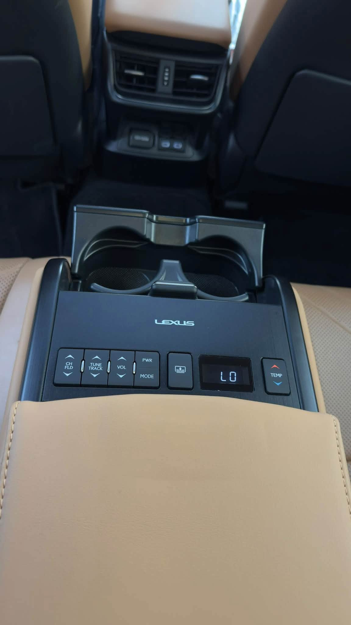 سلام عليكم 
لكزس 2021 ES350 
لون ابيض 
وارد امريكي 
سيارة بدون سبوغ بابين تبديل شركة 
مواصفات 
شاشة 
دواخل مشمى 
كامرة 
حساس امامي خلفي 
كامرة دواره 
رادار امامي نقطة عمياء 
سستم صوت 
كشنات تدفئه تبريد او كهرباء 
محرك 6 سلندر 3500 
قطعتين تبريد 
اوتو ستوب 
مري قلاب عند رجوع 
ماشية 66 الف كيلو 
رقم اربيل بسمي هزة جديدة بدون اي نقص 
السعرررر  275 
العنوان اربيل 
***********
