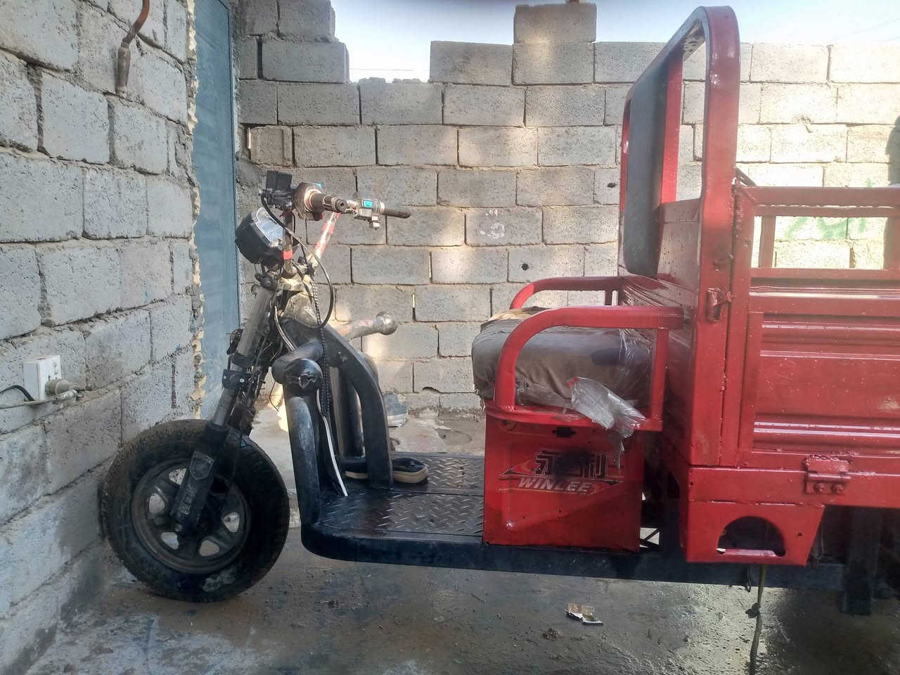 ستوت شحن خمس بطاريات علفحص  كل عطل مابيه الحجم الكبير السعر ٦٠٠ وبيه مجال العنوان بغداد ابي غريب بريك دهن بليد اتصل وتدلل ***********
