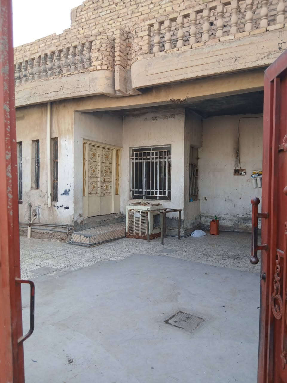 السلام عليكم يوجد بيت ليجاي يتكون من طابقين لاول يتكون من مطبخ وصاله وهول وغرفتين وطابق الثاني يتكون من 3غرف بيت كامل متكمل قريب المكان فلوجه سبعه نيسان عل سوك لاستفسار عله صاحب الدار ***********/***********
