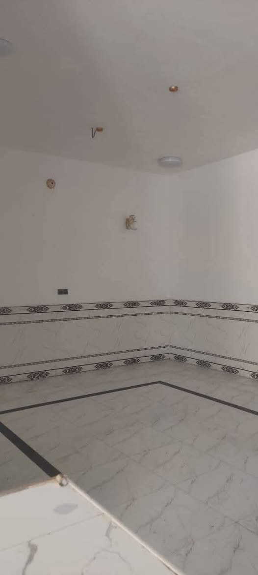 بيت للايجار حي نداء مجمع بيتي ثنين 200متر
يحتوي على غرفتين نوم 

وصاله واستقبال 

حمام خارجي وحمام داخلي 

مجهز من ماء وكهرباء وصرف صحي 

بيت نضيف  

مجهز بالكامل 

سعر ايجار بيت 350 الف 

للتواصل مع صاحب بيت ***********
