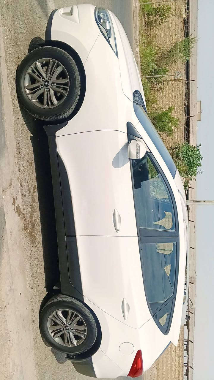 السلام عليكم توسان موديل 2015 خليجي فول مواصفات محرك 2000 دوش بيها نص الجاملغ الأمامي صبغ والجاملغ الخلفي صبغ  سيارة جديدة ما متعوبة ماشية 155 فقط غرفتها جديدة تخم تاير جديد حدادية جديدة تبريد دينار ما تصرف عليها رقم بغداد راعيها في ميسان مكانها في ميسان مركز سعرها 130 وبيها مجال بسيط 
***********
