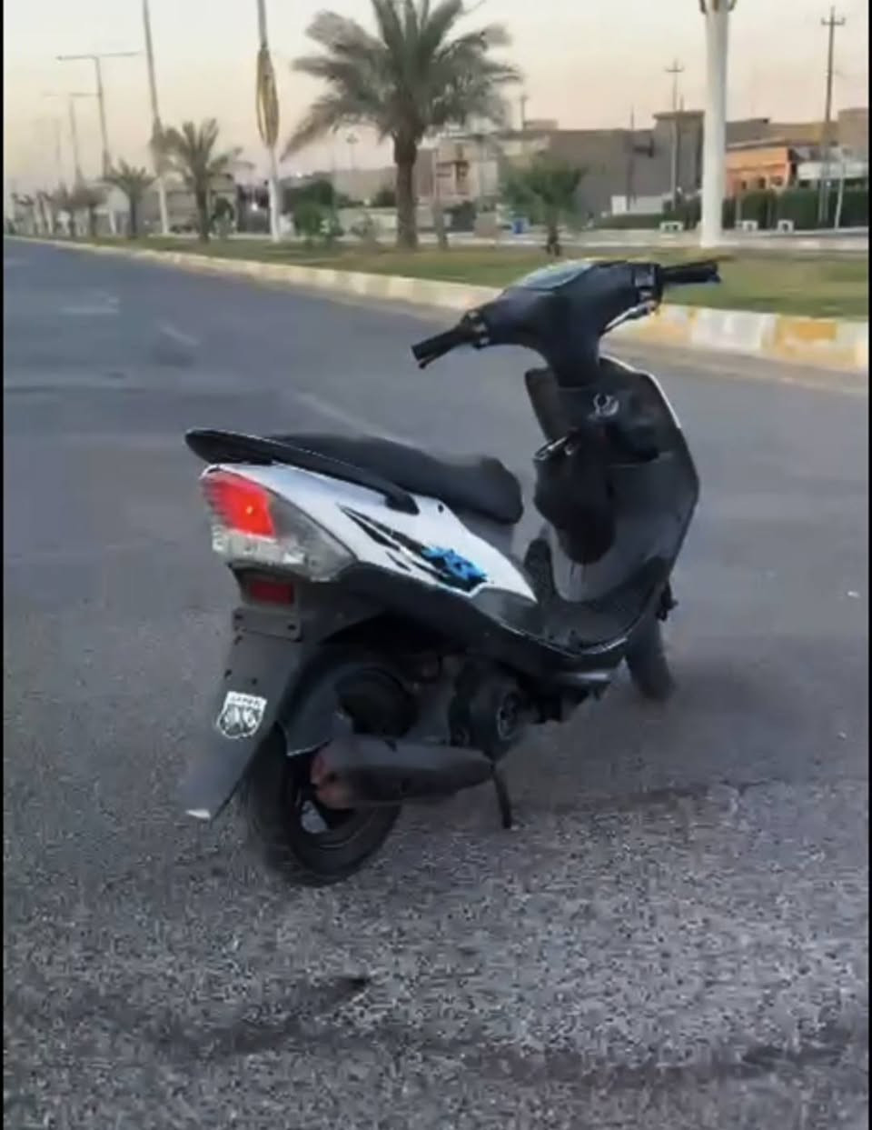 سلام عليكم دراجه ماكس عدله بلاديه ما مفتوحه  صارله شهرين نازله من الرمبه السعر 950 و بيه مجال مكاني الفلوجه حي الاندلس رقمي: *********** بي واتساب الموشراي ليتعبني
