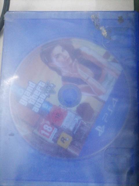 السلام عليكم بلي 4 سلم اونلاين  للبيع البلي نظيف 100% ويا  قرصين واحد GTA والثاني كود اوف وير الجزء الرابع ويا يدتين وحدة تشتغل بس بطارية عاطلة لازم تربطهة بل بلي يلة تشتغل يعني تبق على الشحن والثانية ما تشتغل وغراضة كلهة كاملة وويا UPS رايدة ب 300 وبي مجال 