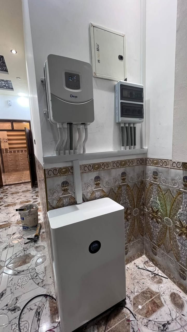 تم بعون الله تنصيب وتشغيل منظومه طاقة شمسيه قدره 
20 امبير نهاري 
16 امبير ليلي 
المنظومه مكونه من 🔺
الواح جينكو 620 w  عدد 10 الواح 
ضمان 10 سنوات استبدال 
انفيرتر  6.6kw  نوع deye ip65    
ضمان 3 سنه استبدال 
بطارية نوع 16.07kw bast  كريدA  
ضمان 5 سنوات استبدال 
بورد كهربائي 
فصل بارد لمنع الاحتراق 
جوزات حمايه dc Ac 
تاخير بين الوطني والمنظومه لضمان سلامه الاجهزه الكهربائيه 
الحديد مغلون حداده 
قواعد التثبيت كلامبات وليس واشر وبرغي 
تم تنصيب المنظومه   في قضاء هيت  منطقه الفرات لمنزل الاخ امير  عارف             
الاستفسار الاتصال علا الارقام التاليه 
*********** عباس السيك  *********** يوسف السيك 
او زياره المكتب 
هيت نهايه شارع سعيد حمدان مجاور سكله كرم السيك
الاسعار متفاوته حسب حجم المنظومه ومواصفاتها
