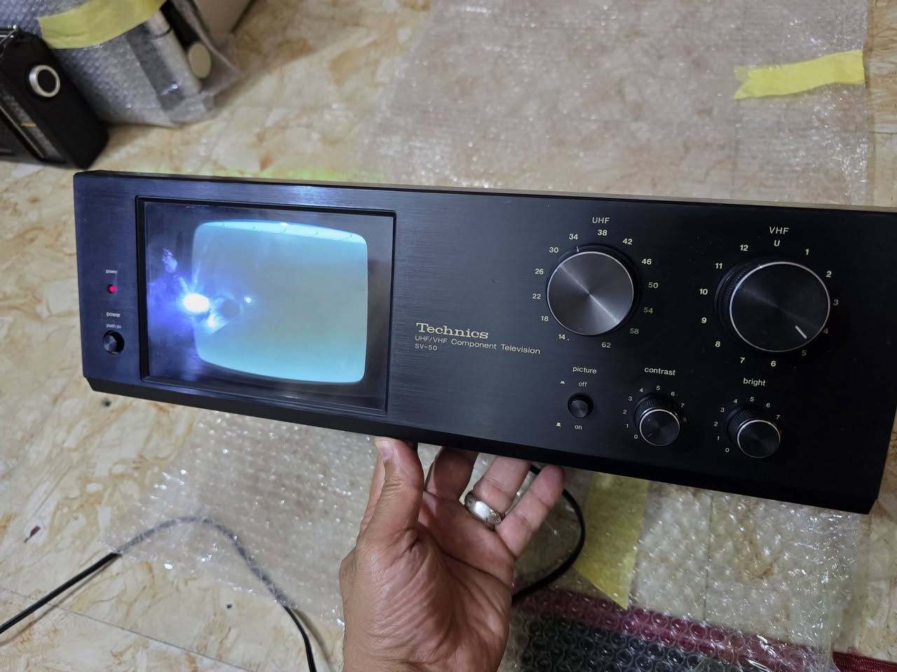 📺 للبيع: تلفزيون كلاسيكي نادر Technics SV-50لعشاق الأنتيك والمقتنيات النادرة، جهاز تلفزيون ومستقبل إشارة ياباني أصلي ومميز.الماركة: Technics (صنع في اليابان 1977).المواصفات: شاشة مدمجة (أبيض وأسود 5 بوصة)، مفاتيح تحكم ميكانيكية، يربط مع منظومات الستيريو مكاني سماوه ***********
