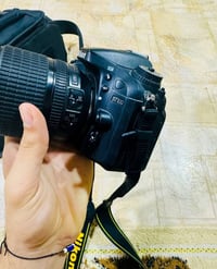 يوجد كامرة نيكون D7100  نضافتها 90٪100 كاملة ملحقات وزومها الاصلي +شاح...