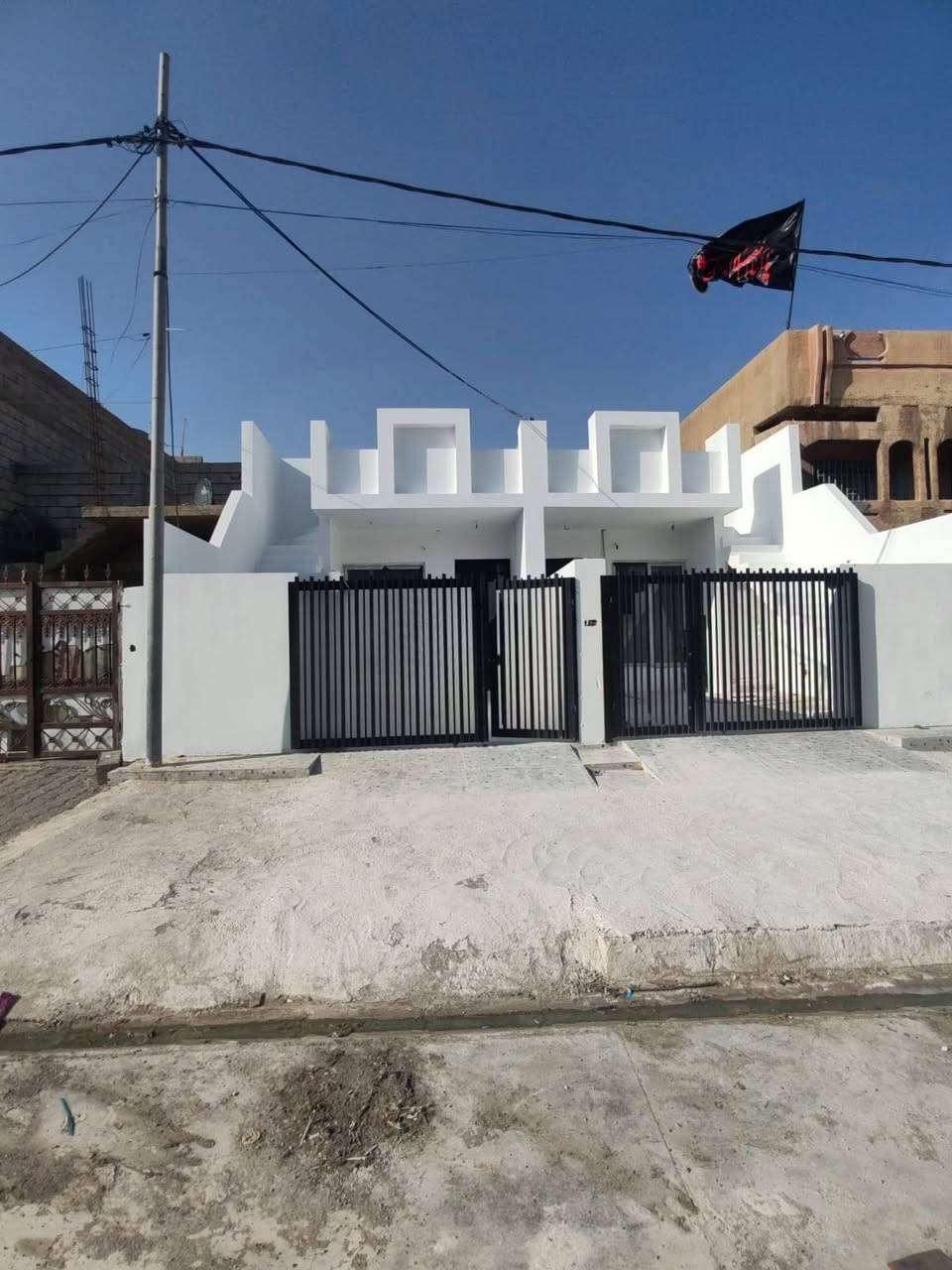 دار 100 متر رقم للبيع 
بناء جديد فول كاشي فول مواصفات صفر ما مسكون العنوان كركوك قادسية الثانيه شارع أبو وليد قرب مدرسة الاشداء على شارع 20 للأستفسار مراجعة مكتب نور الكبير التجاري السعر *********** السعر 47 مليون
