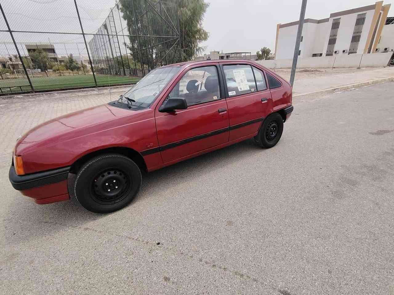 سيارة اوبل كاديت موديل ١٩٩١ حجم ١٦ محرك ما بيه عيب سياره نظيفة كهربائيات كلها شغال سنوية منتهي من ٢١ وبطاقة بنزين موجود سعر ٢٠ ورقة بيها مجال بسيط ***********
