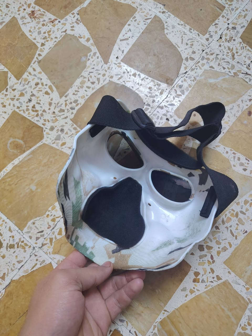 صندوق دليفري • قناع حجري • فيها مجال