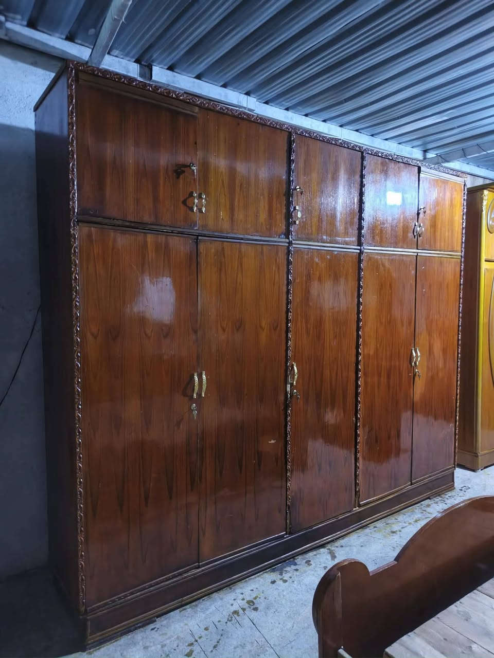 السلام عليكم اثاث  مستخدم لل ب ي ع المكان  الطارميه حي الفارس شارع السكلات خلف معارض حجي وليد  السيارات قرب جامع الصديق  للاستفسار خاص او ع رقم الهاتف***********    ؟***********
