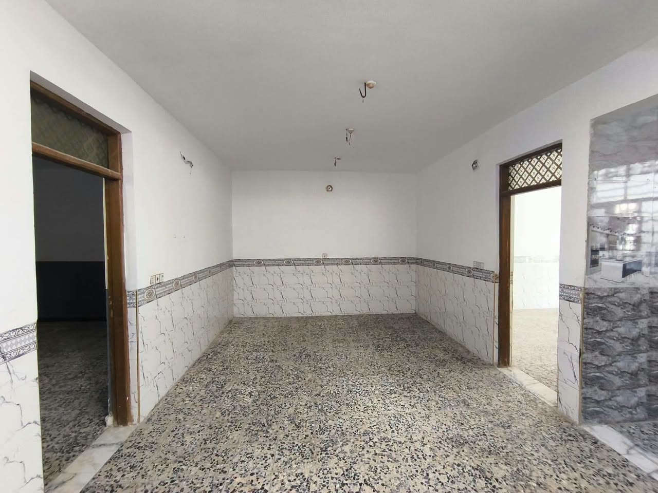 دار ١٠٠ مربع صب كونكريت الأساس والسقف بناء جديد 
غرفه صاله مطبخ حمامات تخاريج إستقبال 
البيب جدا نضيف 
السعر ٤٣ وبي مجال جدا قليل 
النجف الأشرف الكوفه شارع المطار السايدين خلف جوهره العرب شارع العلويات 
***********
