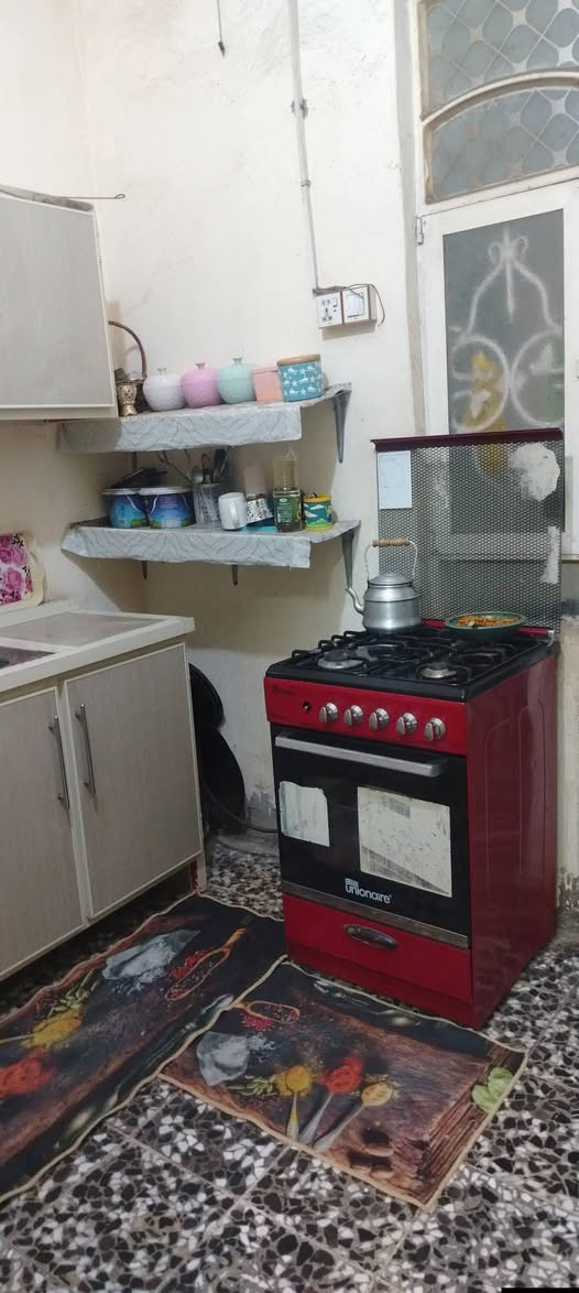 بيت 64 متر للبيع  طابو زراعي بناء طابوق وبلوك مطعم يتكون من غرفه وصاله واستقبال ومطبخ وصحيات سطح كامل بناء كامل العنوان خلف مجمع عماد سكر مباشرتا قريب ع شارع العام شارع الحرفين الاتصال ع هذة الرقم ***********
