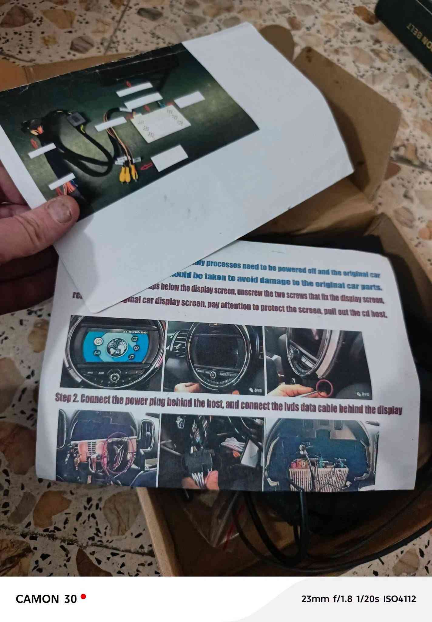 هذا الجهاز هو وحدة تعديل إضافة أبل كاربلاي وأندرويد أوتو لاسلكياً (Wireless CarPlay & Android Auto Interface Module / Decoder) للشاشة الأصلية بدون الحاجة لتغيير شاشة السيارة الفابريكة.
توضيح التفاصيل المتعلقة بالجهاز:

​نوع الجهاز: وحدة فك ترميز واجهة وسائط (CarPlay / Android Auto Decoder Box) للموديل رقم CX-MIBVW. 

​السيارات المدعومة: مخصص لسيارات مجموعة فولكس واجن (VAG) المزودة بنظام MIB 1 أو MIB 2، وتشمل: 

​فولكس واجن (Volkswagen): جولف 7 (Golf 7)، باسات (Passat B8)، تيغوان (Tiguan)، بولو (Polo)، جيتا (Jetta)، وتيروك (T-Roc) لـموديلات ما بين 2013 و2020.

​سكودا (Skoda): أوكتافيا (Octavia)، سوبرب (Superb)، ورابيد (Rapid).

​سيات (Seat): ليون (Leon 5F)، إيبيزا (Ibiza)، وأتيكا (Ateca).

​وظيفة الجهاز: يتيح لك تشغيل خرائط جوجل، وتطبيقات الهاتف، والموسيقى، والمكالمات عبر CarPlay وAndroid Auto على الشاشة الأصلية لاسلكياً وبث الصوت عبر نظام السيارة، مع دعم ربط كاميرا خلفية وإبقاء أزرار المقود تعمل بشكل طبيعي.

هذا الجهاز هو وحدة تعديل إضافة أبل كاربلاي وأندرويد أوتو لاسلكياً (Wireless CarPlay & Android Auto Interface Module / Decoder) للشاشة الأصلية بدون الحاجة لتغيير شاشة السيارة الفابريكة.

نص مكتوب في الصور:
- CAMON 30• 23mm f/1.8 1/20s ISO4793
- CAMON 30
- 23mm f/1.8 1/20s ISO5740
- CAMON 30  23mm f/1.8 1/20s ISO5981
- CAMON 30  23mm f/1.8 1/20s ISO7140
- CAMON 30  23mm f/1.8 1/20s ISO4112