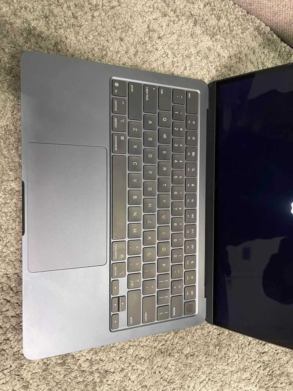 💻 الموديل: Apple MacBook Air 13-inch
⚡ المعالج: M4
🧠 الرام: 16GB
💾 السعة: 512GB SSD

🔋 البطارية: 97%
🔄 عدد دورات الشحن: 132

📦 المحتويات:
• كيبل شحن فقط (MagSafe 3)
❌ بدون رأس شاحن

🔌 يعمل على أي شاحن يدعم الشحن السريع بجهد 19 فولت (مثل شاومي أو غيره، المهم مكتوب 19V على الشاحن).

💰 السعر: 1000$ دولار
📞 الهاتف: ***********

نظافة الجهاز 100/100 امانت الله ويعمل بكفاءة عالية، البيع للجادين فقط
