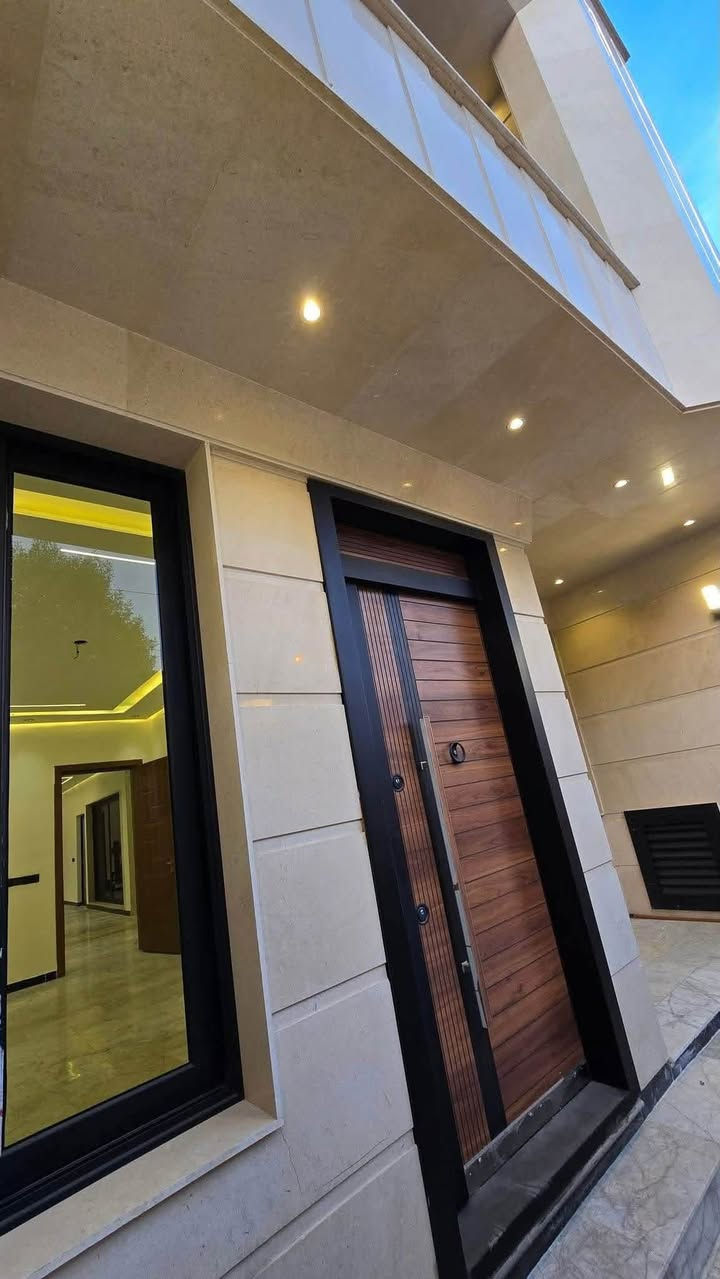 ⭕️ للبيع بيت 150 متر في السيدية 🏡
📍 الموقع: السيدية – مربع التصنيع

🔹 رابع عقار عن شارع 20

📐 المساحة: 150 متر

📏 الواجهة: 6 متر

📏 النزال: 25 متر

✨ مواصفات البيت:

• 4 غرف نوم

• غرفة نوم سويت كبيرة

• 3 حمامات

• بيت كلش نظيف ومرتب

• البيت بالكامل مرمر

• الواجهة مرمر

• السقوف مرمر

 

للاستفسار……………. الاتصال او زيارة المكتب

                 🏛️مكتب مصعب للوساطة العقارية🏛️

السيدية _شارع العلوة _مجاور مطعم سماش 

هـ/***********
